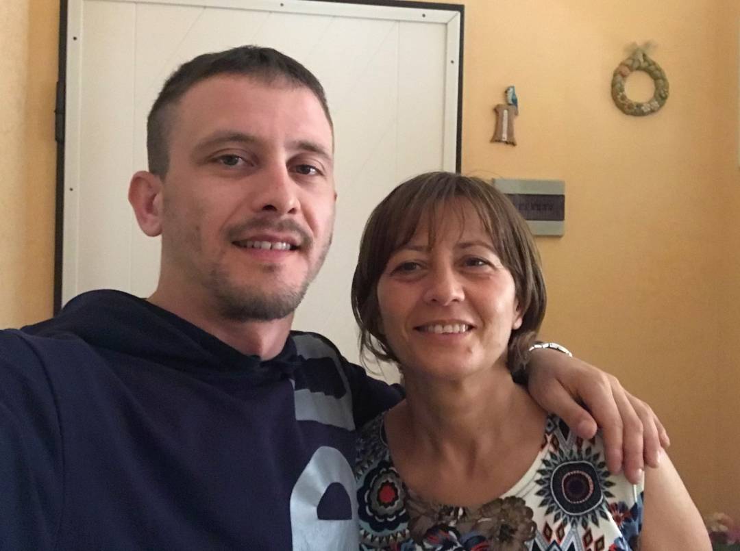 Donato e sua mamma abbracciati dopo il programma Narconon