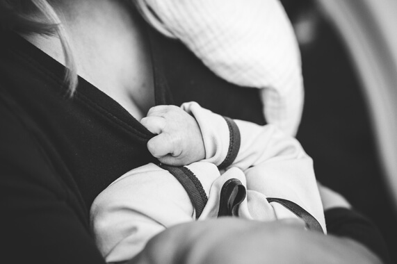 Allattamento e droghe, quali sono i rischi per il bambino