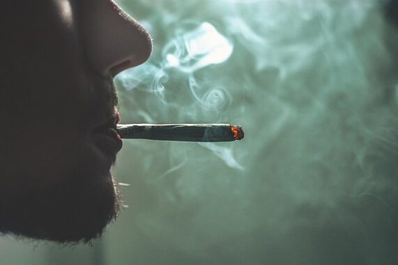 Sempre più adolescenti fumano marijuana