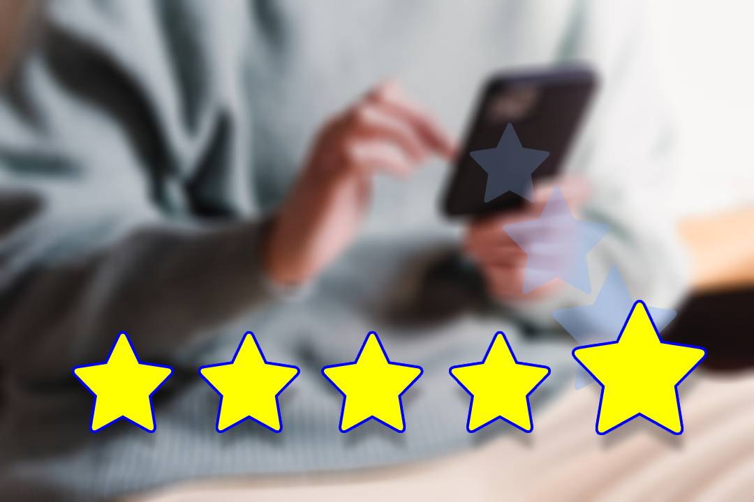 Persona che effettua una recensione su telefono