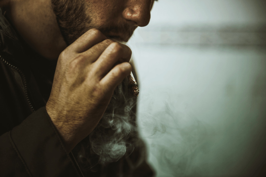 Persona tossicodipendente che fuma